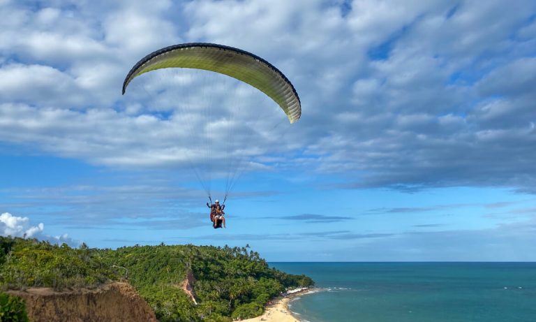 passeios-icone-voo-de-parapente-arraial-dajuda-visitearraialdajuda